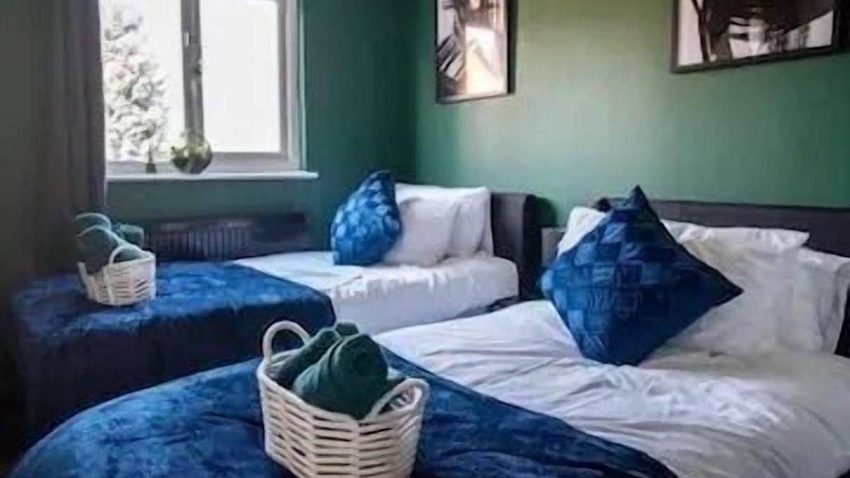 Farnworth House | Beautiful house off-road free parking