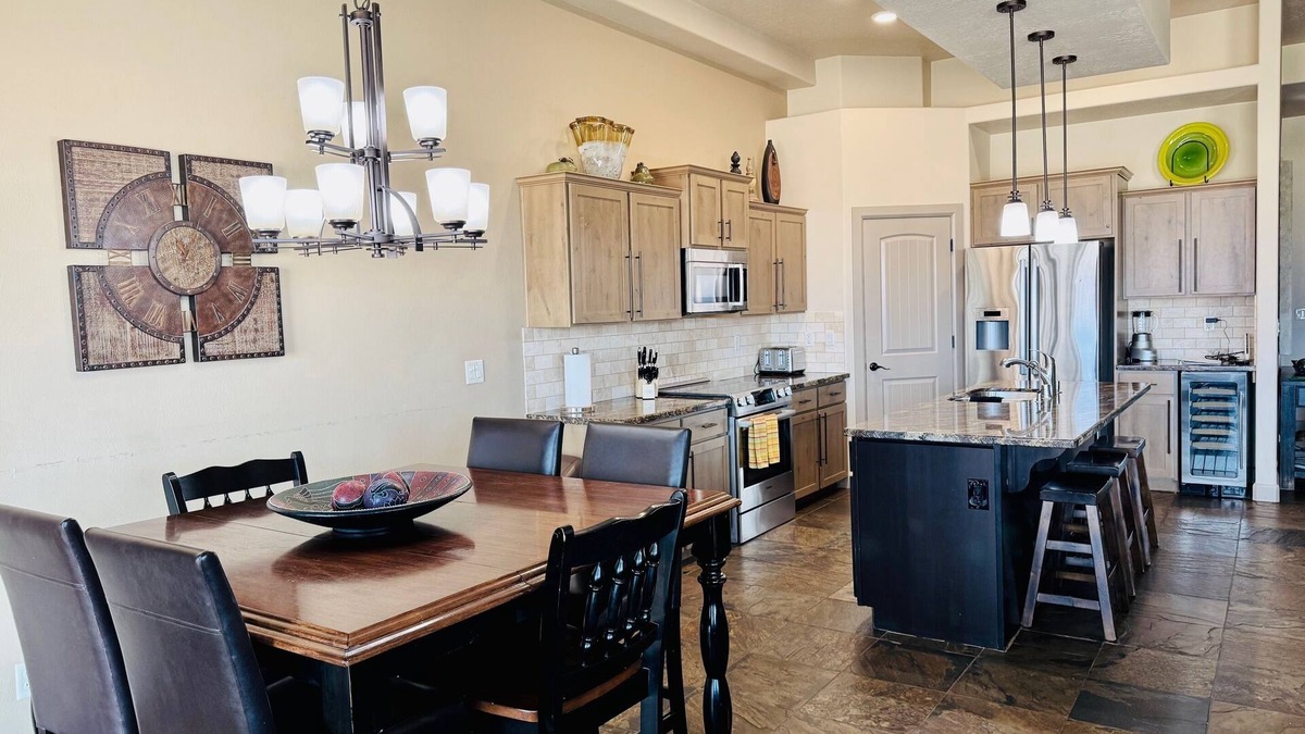 Mesquite House | Beautiful House on a Golf Course by Mesquite Vacation Rentals: Magnificent views overlooking the 10th tee box, walk to Falcon Ridge Clubhouse with $510 in free daily activities!