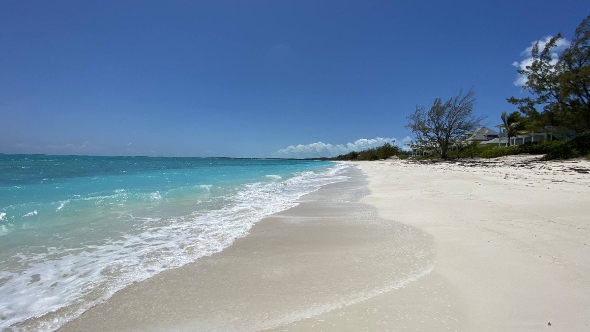 Tar Bay House | Beautiful House on the beach. Come and enjoy your paradise vacation!
