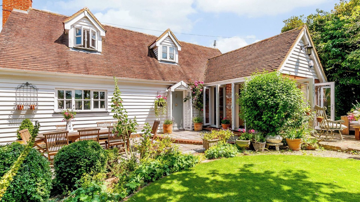 Faversham Cottage | Beautiful house, peaceful surrounding yet close to towns and beaches.