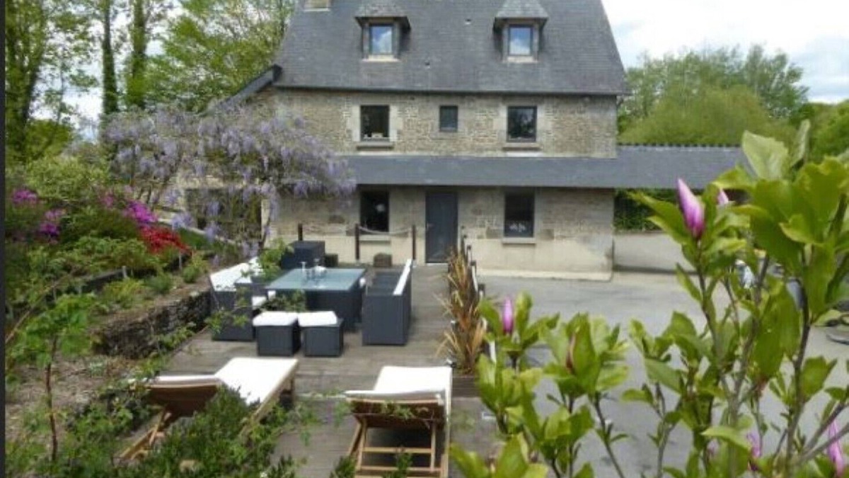 Meneac House | Beautiful House with own Pool & Hot Tub set in Quiet Hamlet next to Private Lake