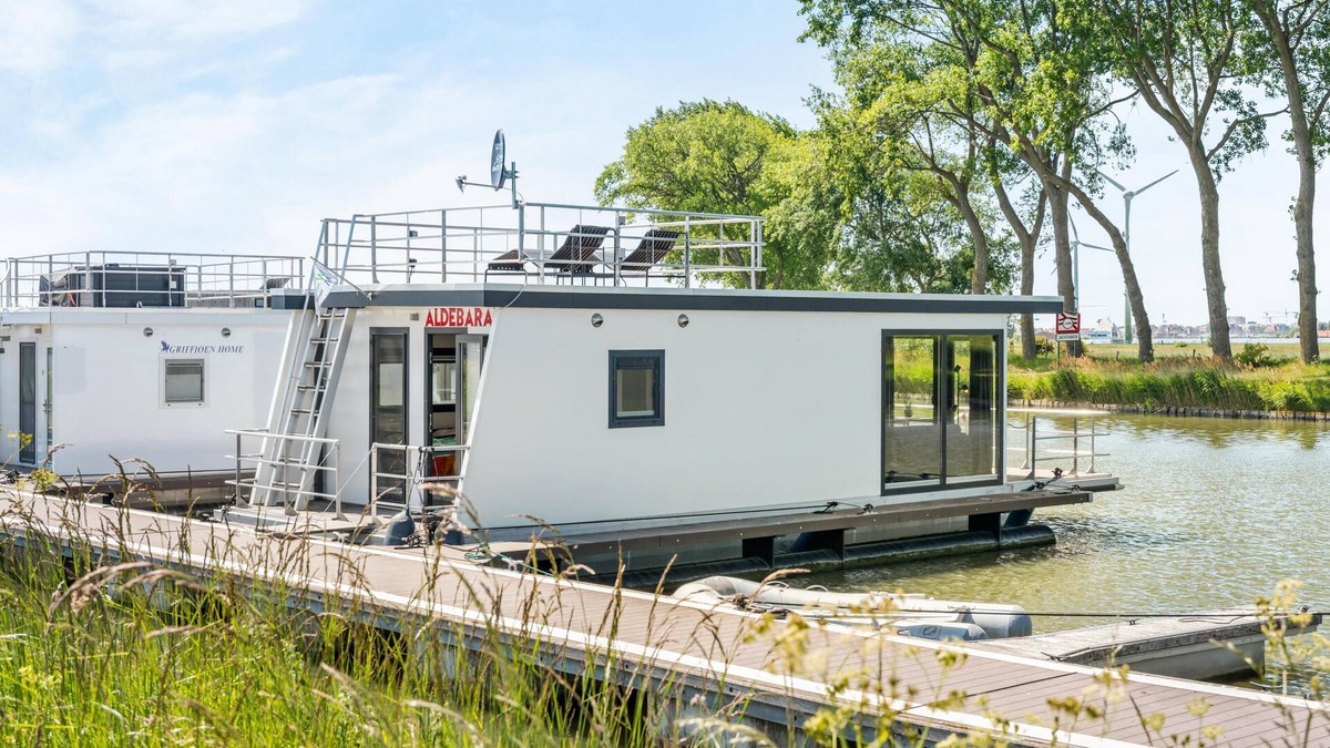 Nieuwpoort Boat Rental | Beautiful houseboat overlooking the water