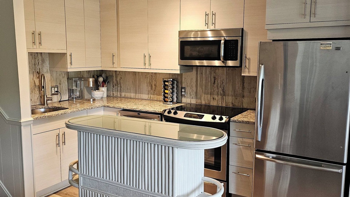 Country Club Estates Apartment | BEAUTIFUL IN TOWN! - 2 Bedroom 1 Bath on Rehoboth Ave.nWalk to Beach and Shops!
