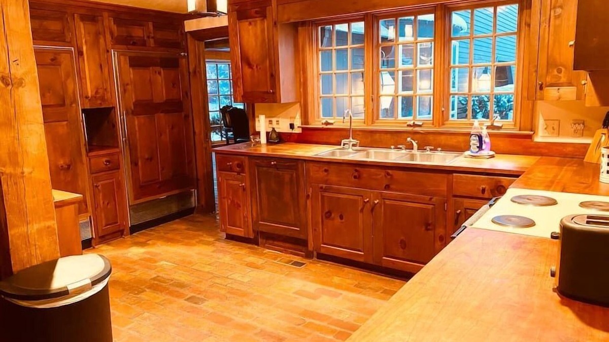 Lincoln House | Beautiful in town acreage