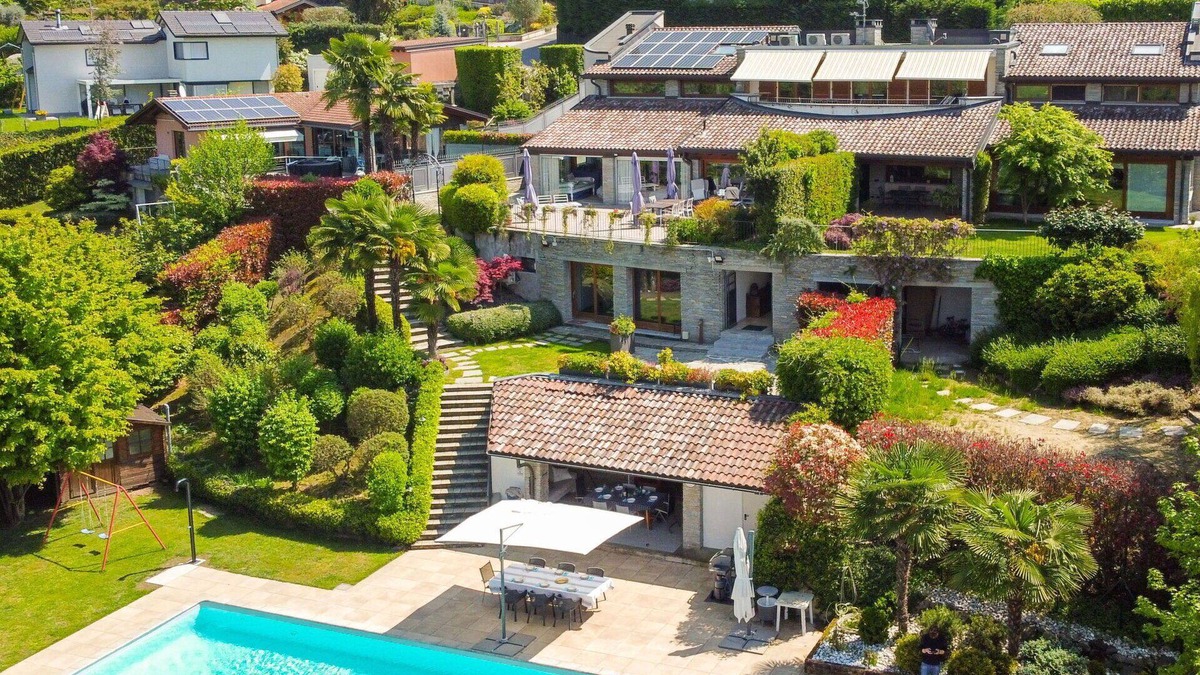 Casnate Con Bernate Villa | Beautiful villa with A/C, WIFI, private pool, TV, patio, pets allowed and panoramic view