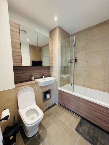 South Hornchurch House | Beautiful King Sized En-suite Room - Anderson Home
