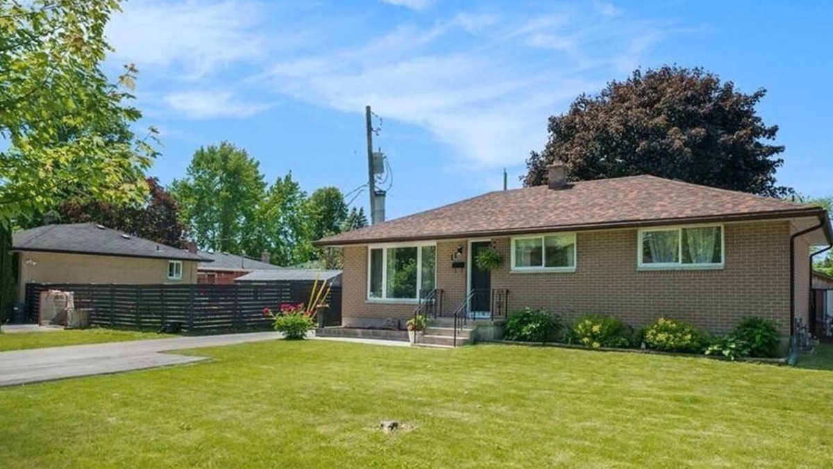 Kingston House | Beautiful Kingston House - 5 bedrooms, 2 Full bathrooms, 2 kitchens