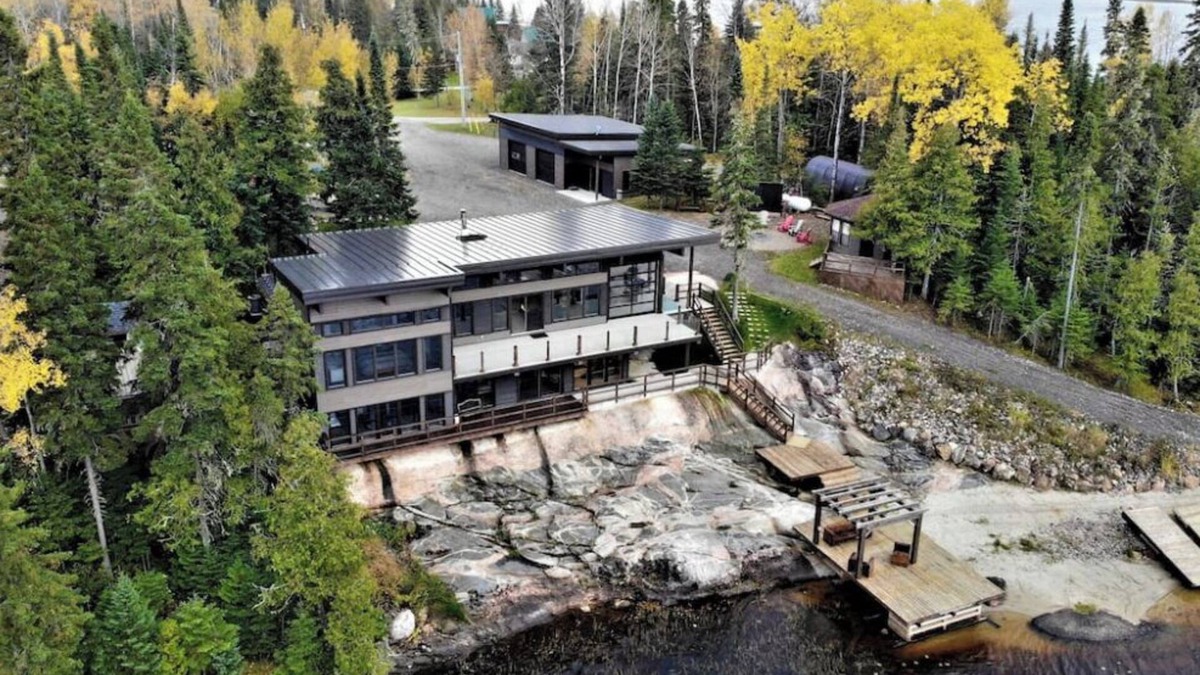 Northeastern Ontario House | Beautiful lake house perfect for snowmobile trip or relaxing gateway