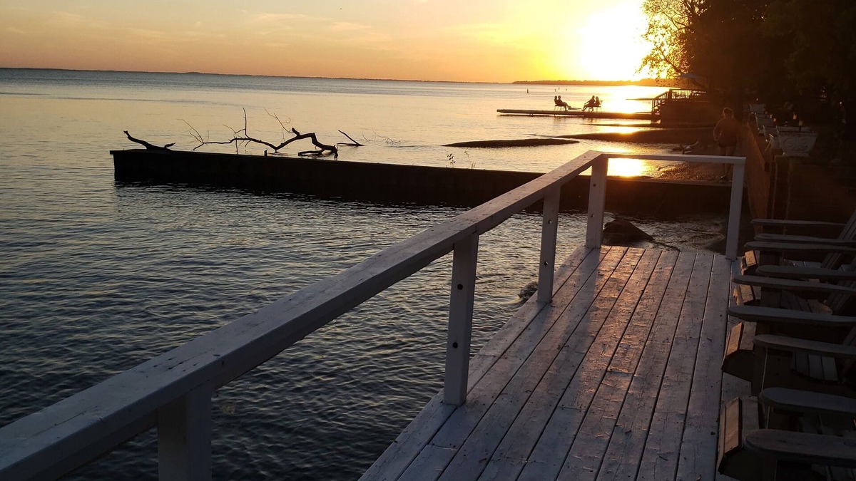 Town of Essex Cottage | Beautiful Lake Erie