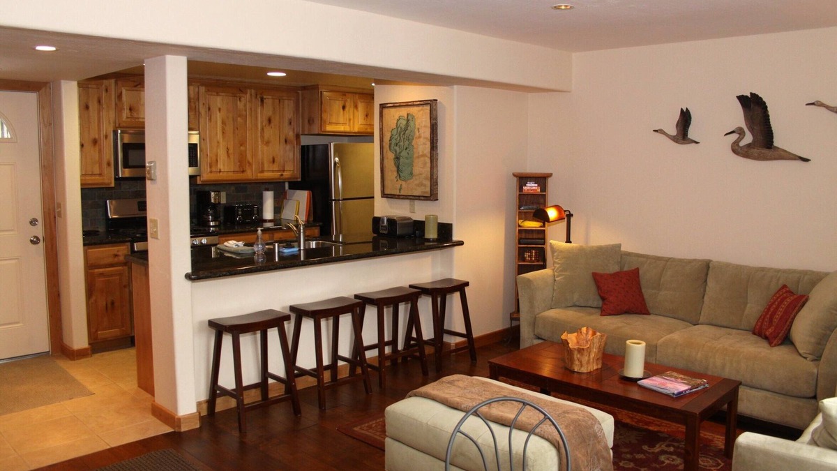Lake Forest House | Beautiful Lake Forest Condo, 2Bd/2Ba, Pool, Hot Tub, Close To Lake And Town.