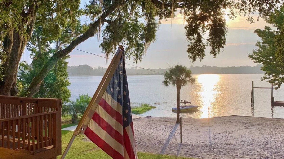 Pomona Park House | Beautiful Lake House house in charming Pomona Park with WiFi, AC