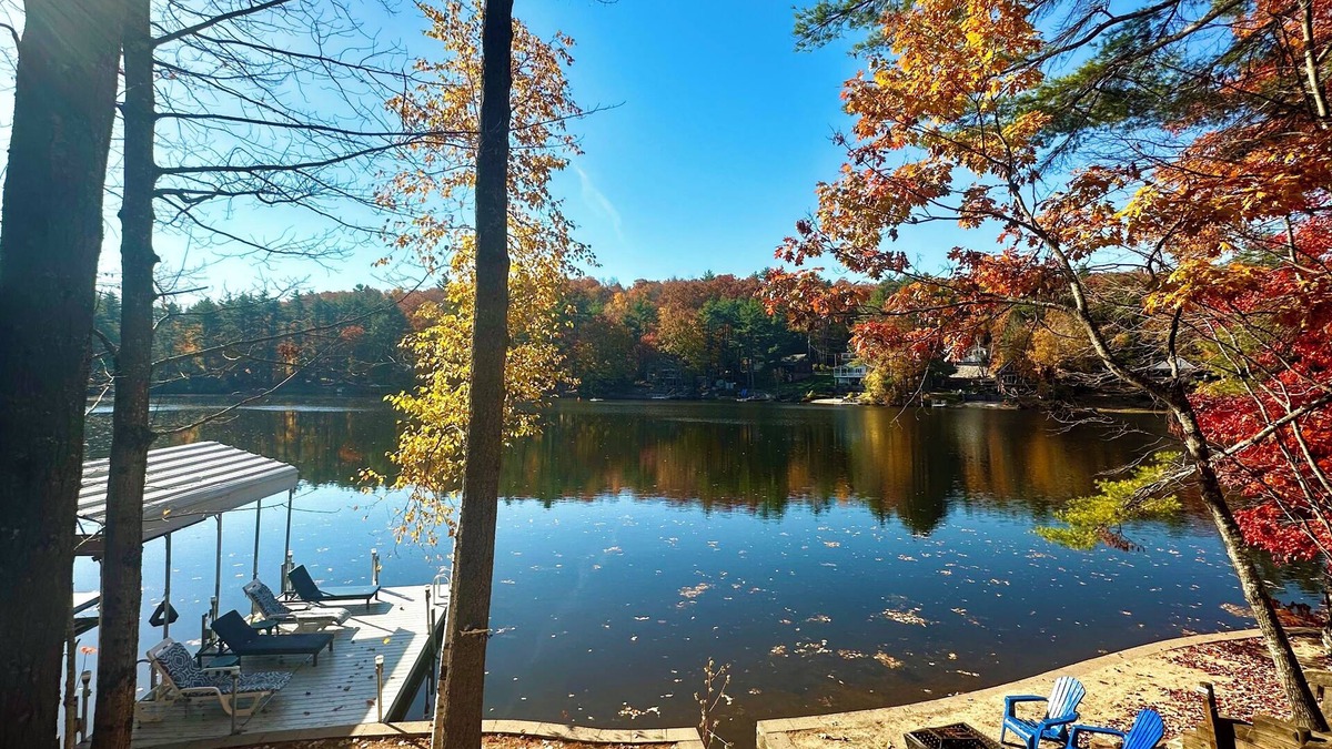 East Wakefield House | Beautiful Lake House on Belleau 100 ft of Waterfront! Kayaks, Jacuzzi 3100 sqft!