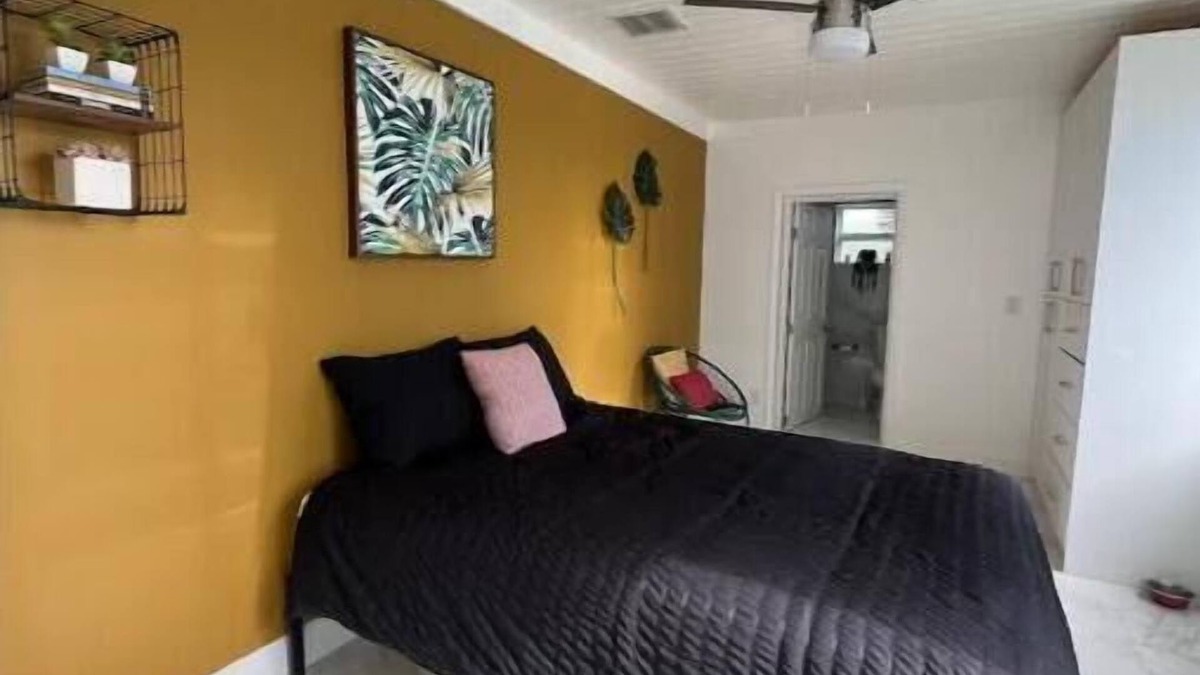 Pembroke Park House | Beautiful Lake House Close to Miami