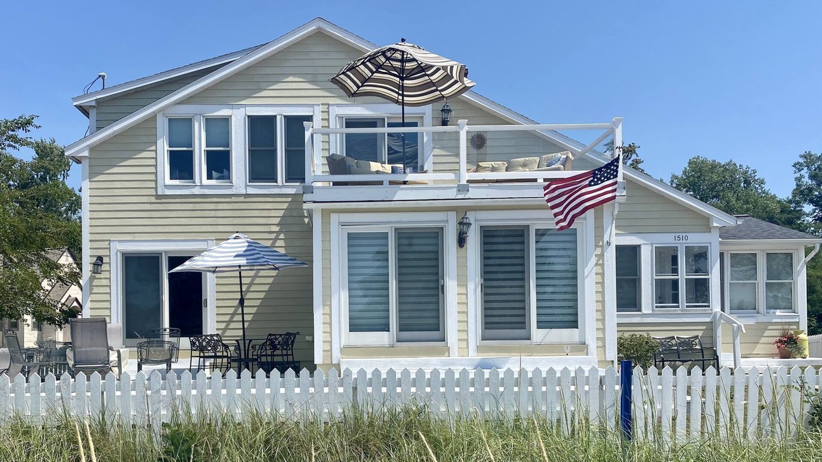 Bluffton House | BEAUTIFUL LAKE MICHIGAN BEACH HOUSE just a 5-minute walk to the water’s edge!