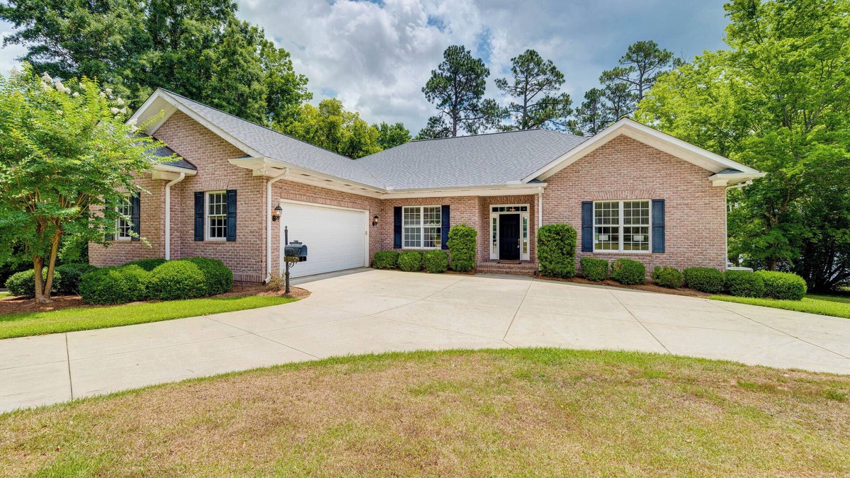 Milledgeville House | Beautiful Lake Sinclair Retreat w/Dock & Deck!