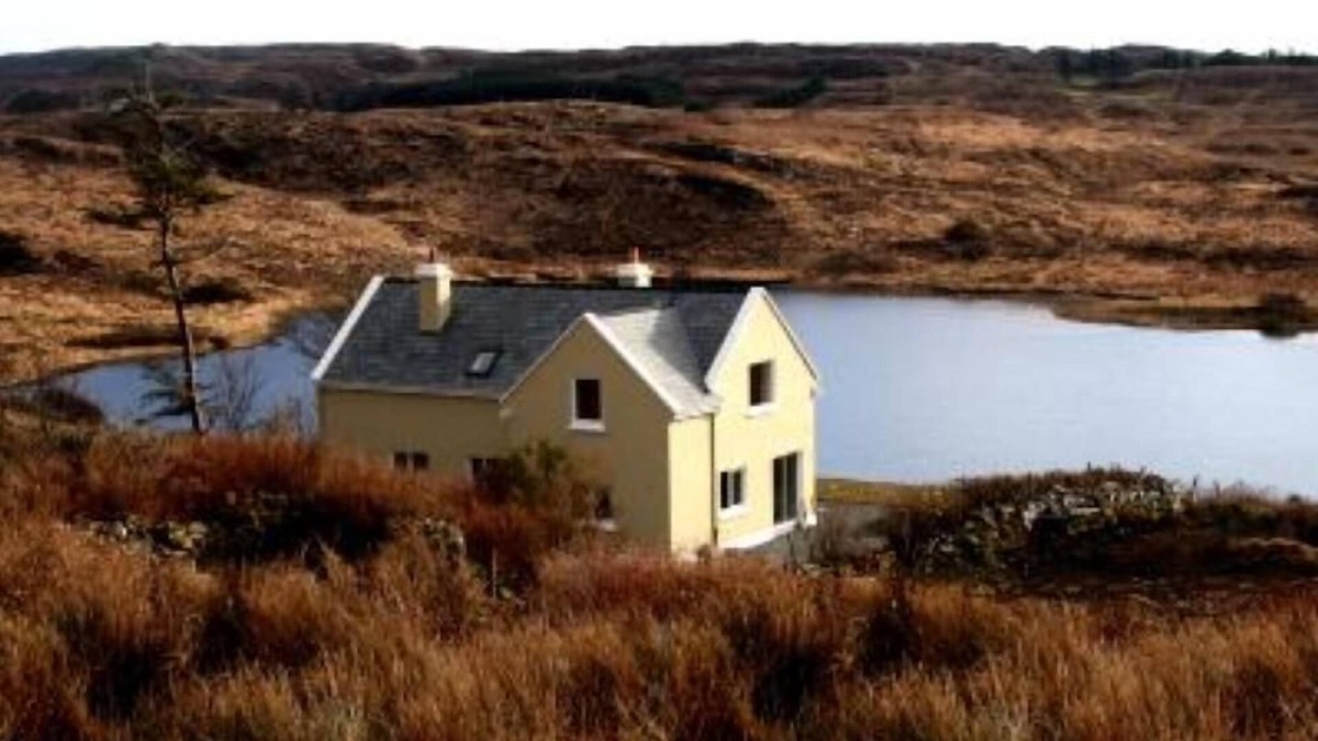 Clifden Cottage | Beautiful lake side cottage in the heart of Connemara