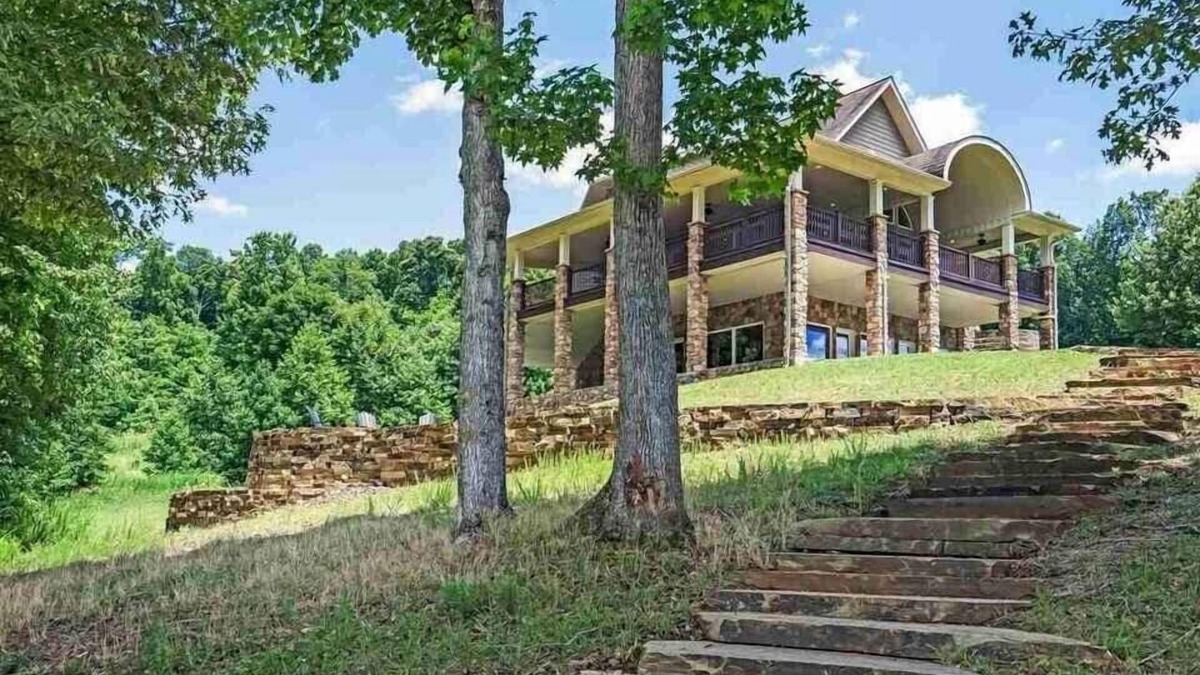 Eddyville House | Beautiful lakefront home away from home.