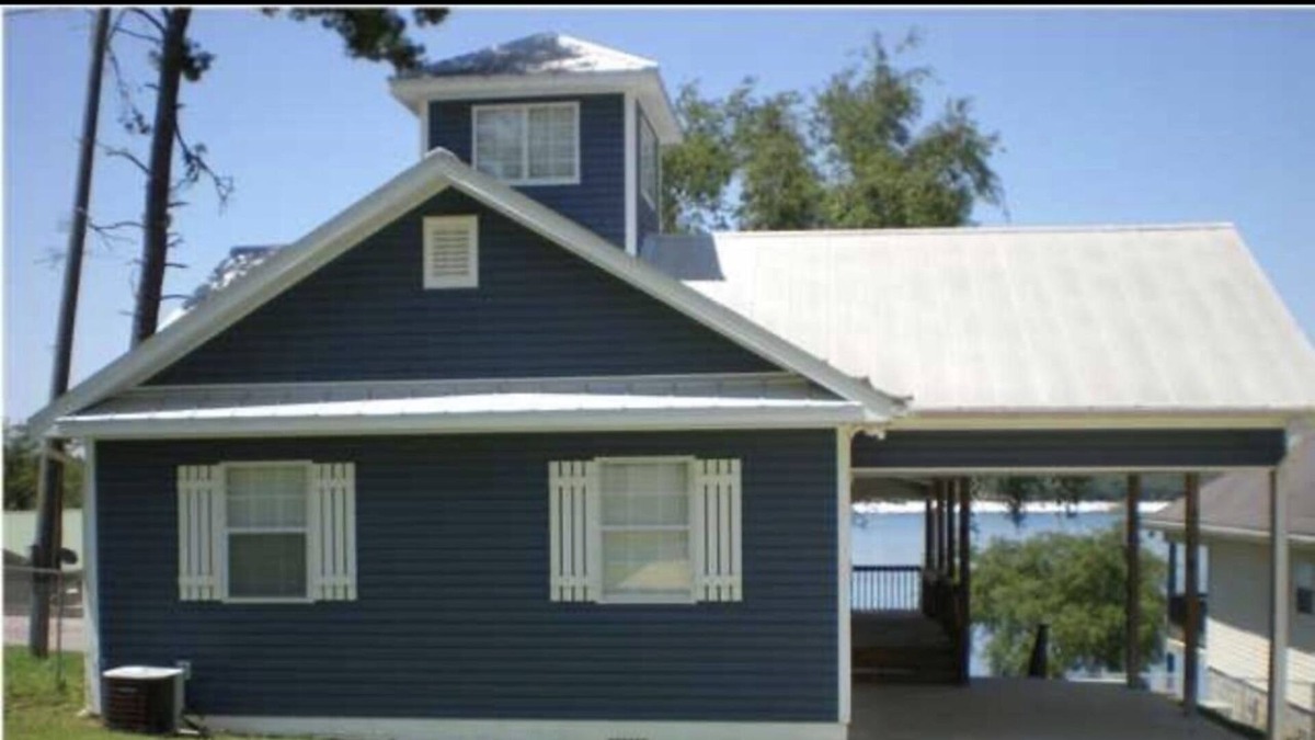 Chipley House | Beautiful Lakefront home 25 minutes from Panama City Beach .