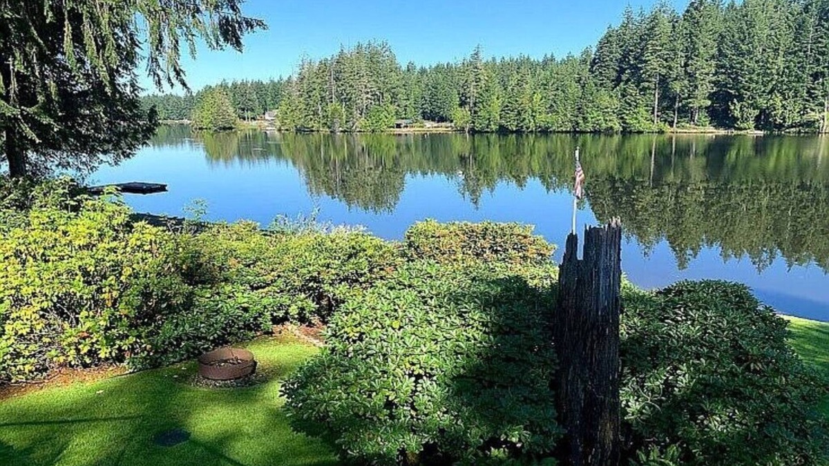 Shelton House | Beautiful Lakefront | Sunset Views + AC+ Kayaks + Bicycles & More!