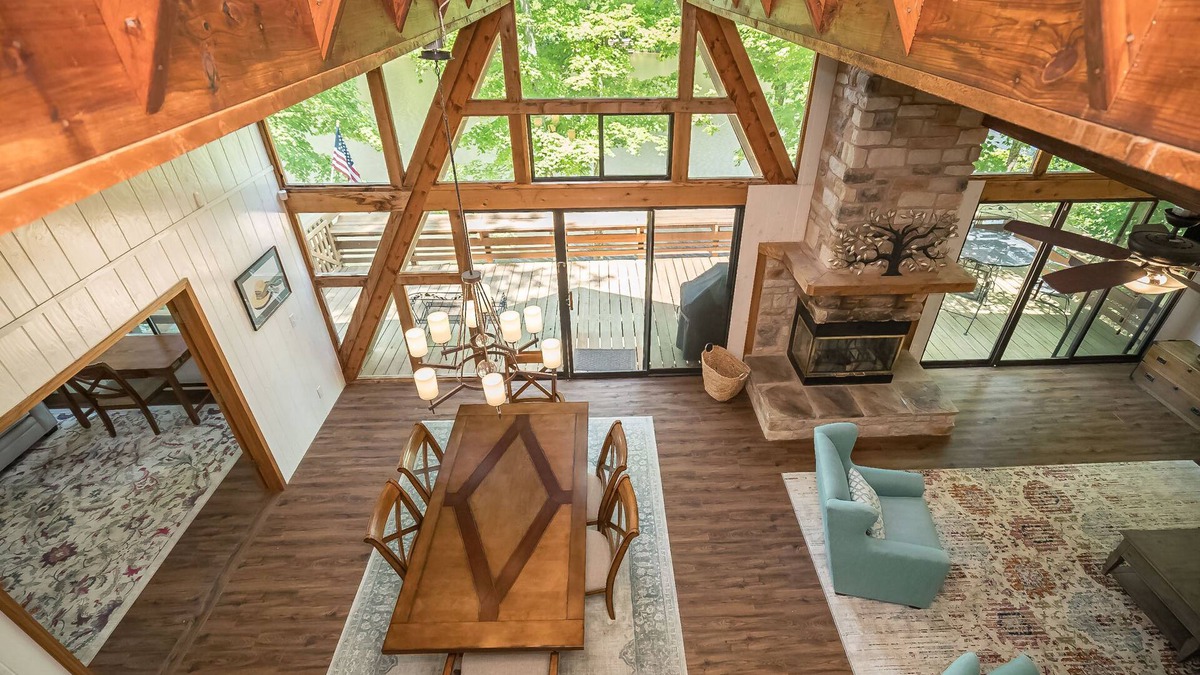 Innsbrook Ski Chalet | Beautiful Lakefront Escape on Lake Innisfree, Sleeps 11!