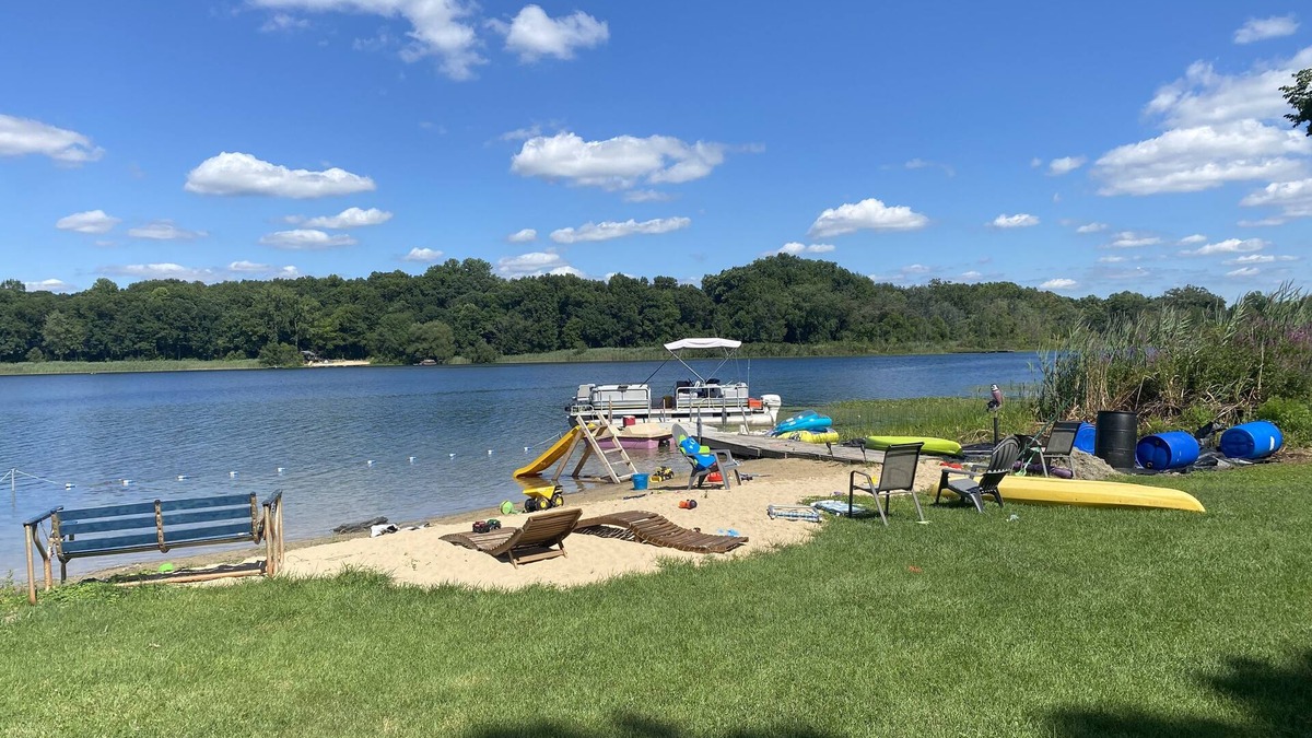 South Bend House | Beautiful Lakehouse best view of Lake and beautiful pavilion 10 min from ND