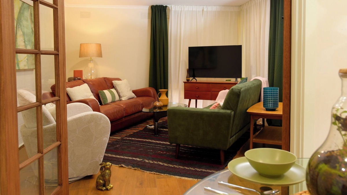 Ringwood East House | Beautiful lakeside unit, walk to train station, schools and Eastland