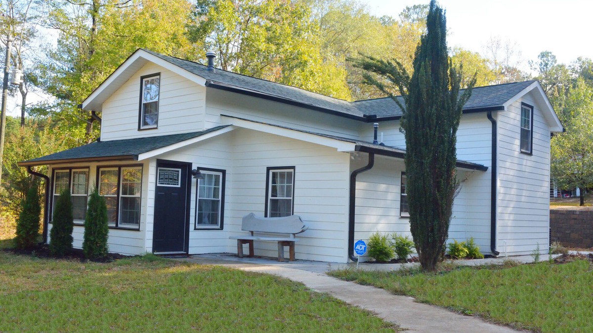 Chattahoochee Hills House | Beautiful Lakeside Cottage (Hidden Cove Farmhouse) 4bedroom 3 bath