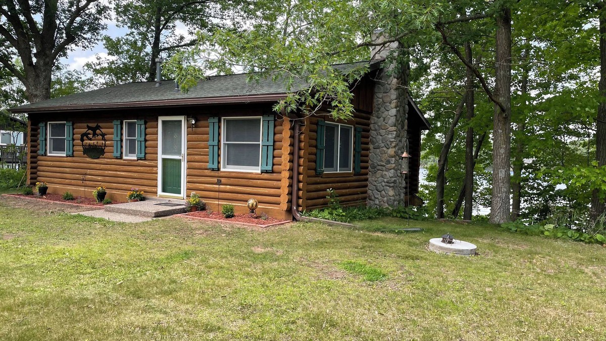 Turtle Lake Cabin | Beautiful lakeside log cabin on Horseshoe Lake