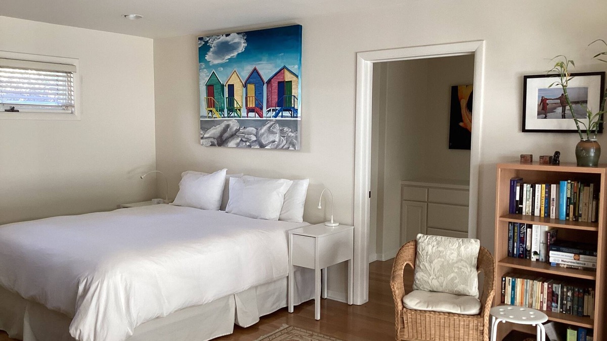 North of Wilshire House | Beautiful Large Studio With a Private Bathroom In The Heart of Santa Monica