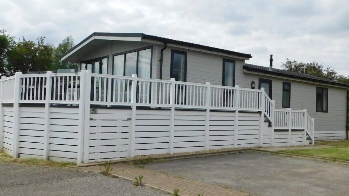 Stretham House | Beautiful lodge with hot tub