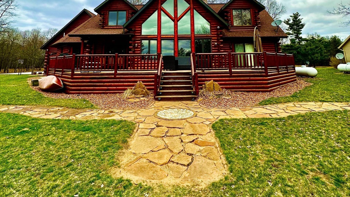 Big Bay House | Beautiful Log Cabin Lake House
