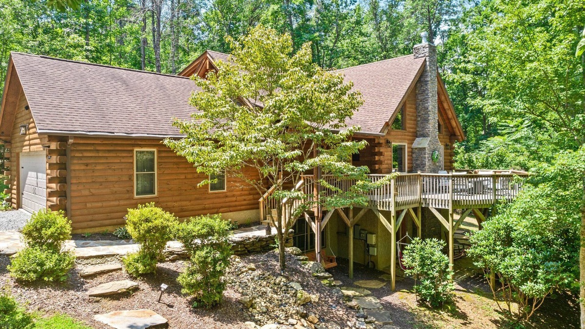 Lake Lure Cabin | Beautiful Log cabin nestled in the mountains of Lake Lure
