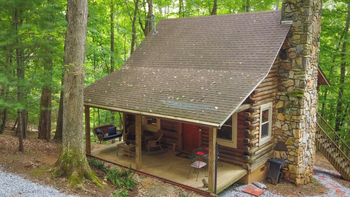 Burnsville Cabin | Beautiful log cabin with AC and WiFi in gorgeous Burnsville.