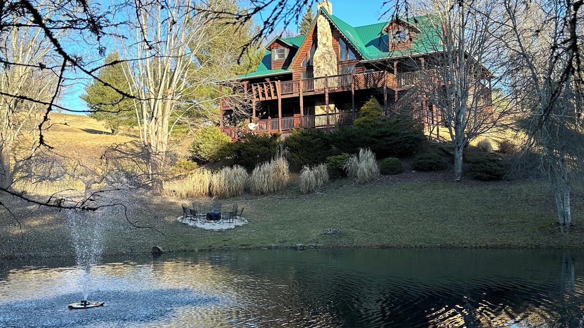 Piney Creek Cabin | Beautiful Log Cabin with Private Pond & Dock Only 2 Weekend’s Left in Oct & Nov