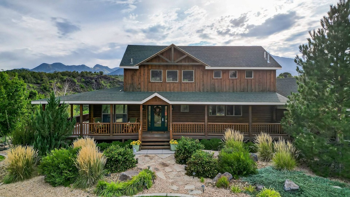 New Harmony House | Beautiful log home w/wrap around porch, hot tub & fire pit