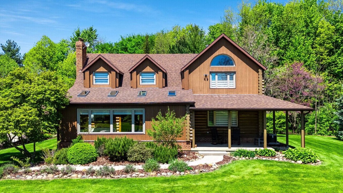 Kingsville House | Beautiful Log House with Fire Pit