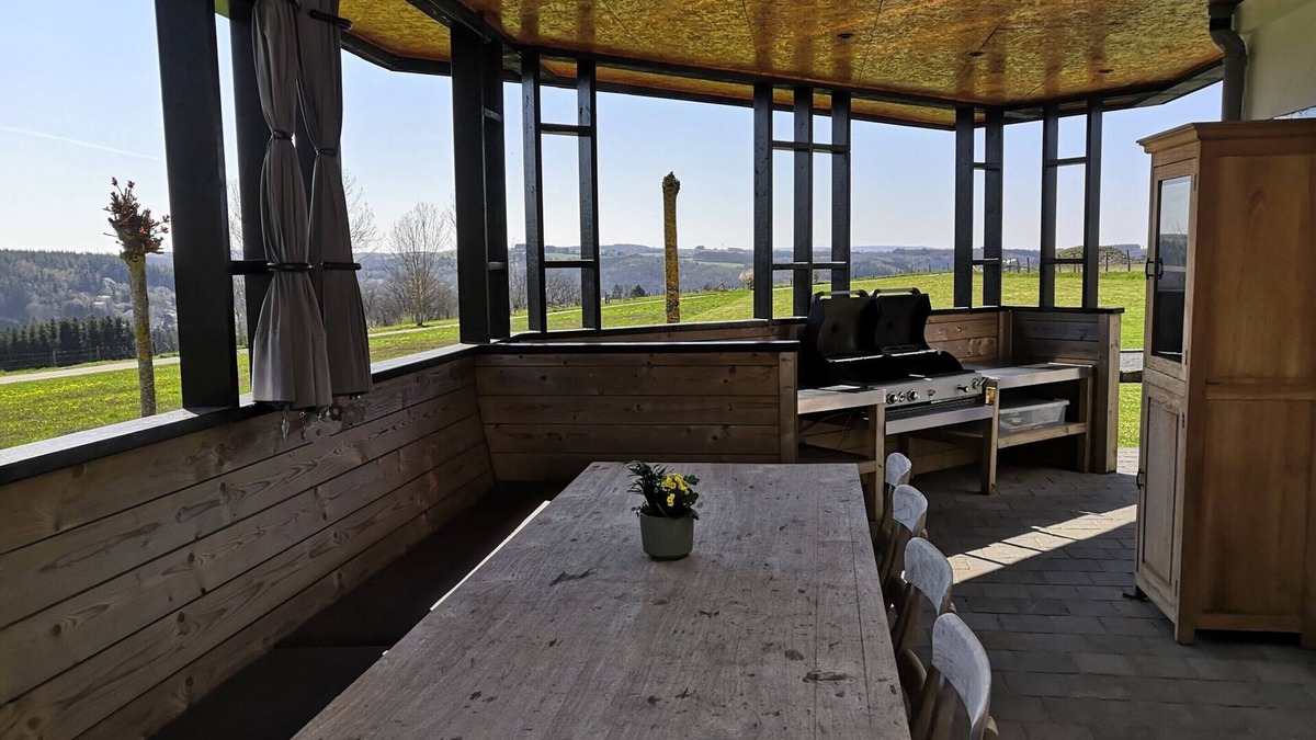 Nadrin House | Beautiful, Luxury Home with Sauna, Hot Tub, Private Bathrooms