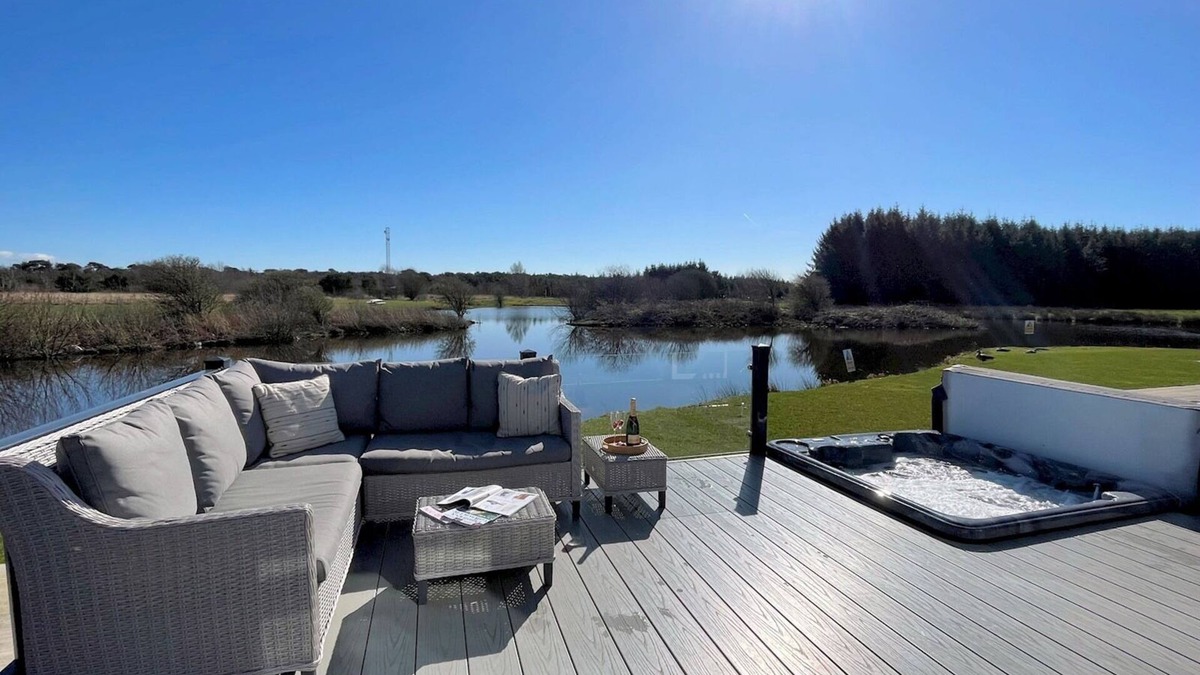 Lockerbie House | Beautiful Luxury Lakeside Lodge Hot Tub Views Pass the Keys