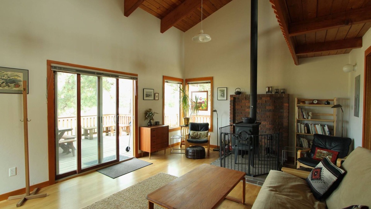 Sisters Cabin | Beautiful Meadow Views | Walk to Town | Sisters OR Vacation Cabin