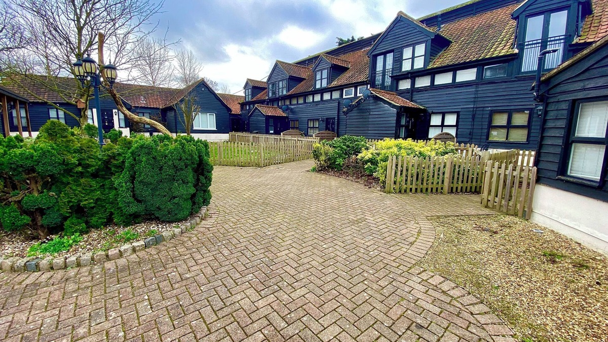 Navestock House | Beautiful Mews House within Brentwood golf course