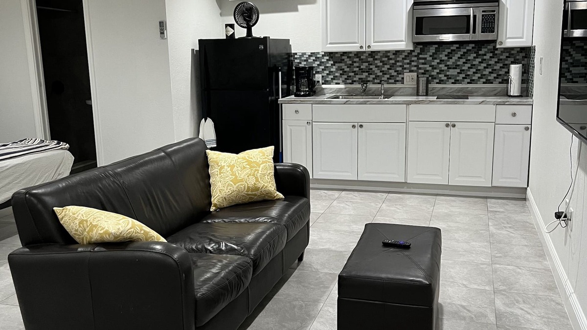 Cutler Bay Apartment | Beautiful Miami Pool Lake Studio