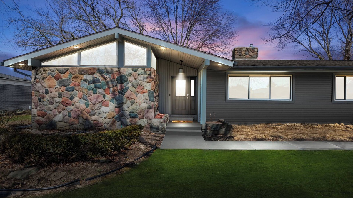 Clinton Township House | Beautiful Mid-Century 5-bedroom ranch with AC, WiFi in pleasant Clinton Township