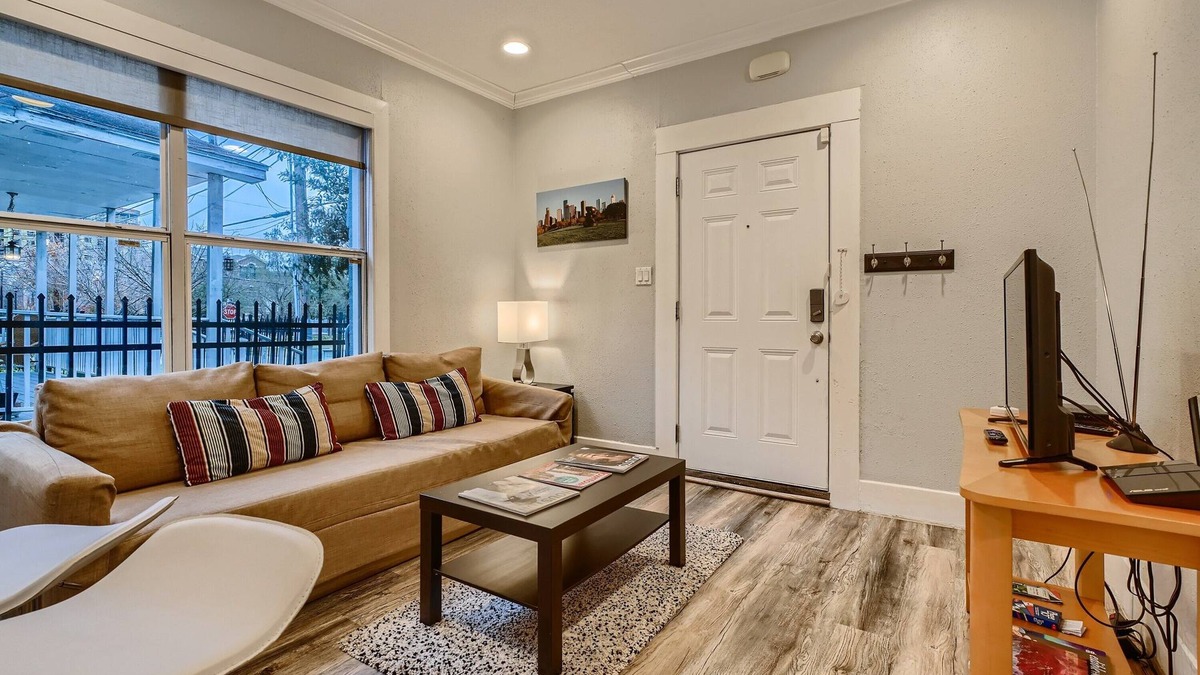 Midtown Apartment | Beautiful Midtown 2BD – Parking + Fast WiFi