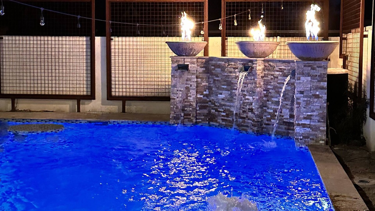 Willo House | Beautiful Midtown Willo retreat with private pool and gym