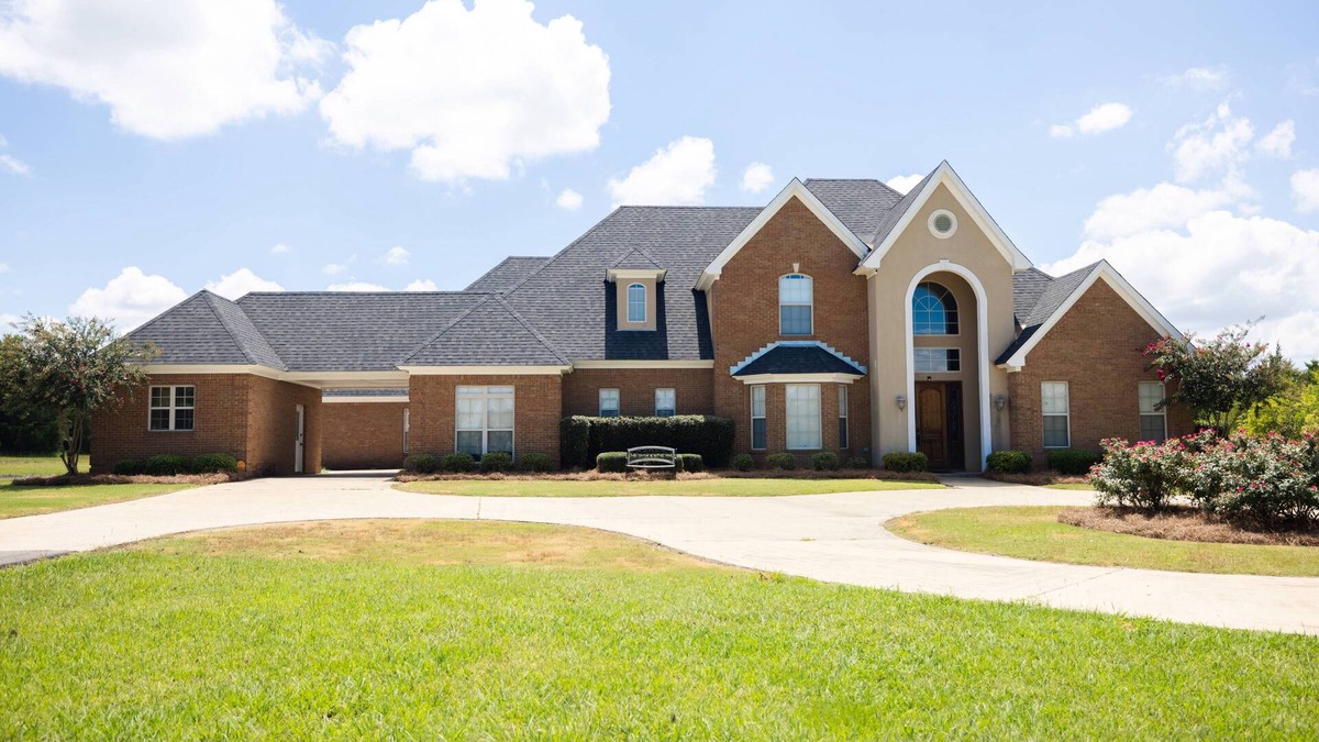 Hope Hull House | Beautiful Mini Mansion Minutes From the Airport with Private Pool. No Parties!