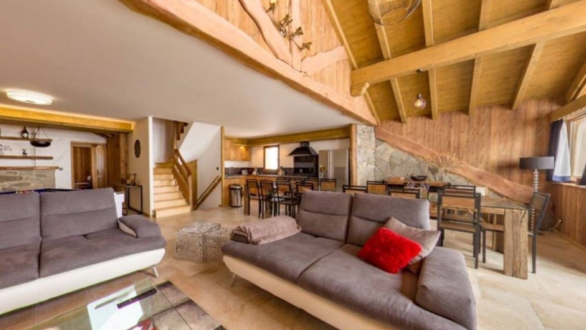 Les Bruyeres Ski Chalet | Beautiful modern chalet in Les Menuires - Ski-in Ski-out location