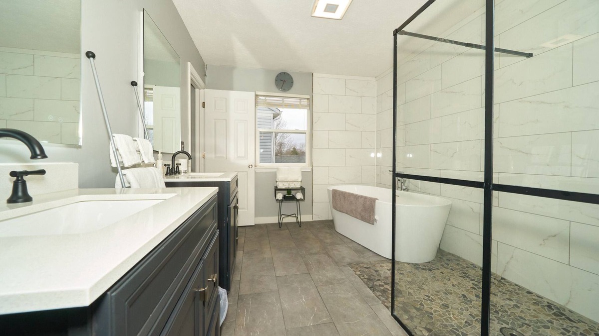 Indianapolis House | Beautiful modern home just 20 mins from downtown Indy & 25 mins from Grant Park