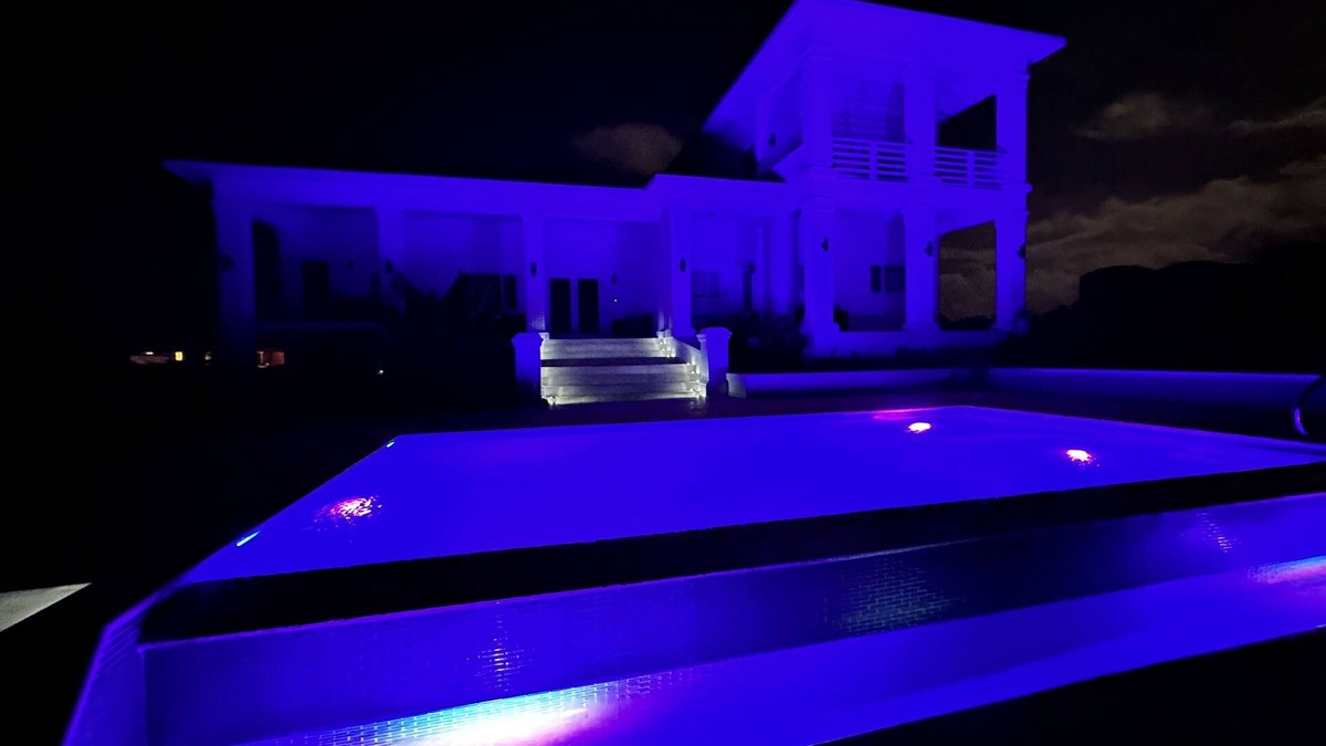 Black Point House | Beautiful modern Harbour house with amazing Sunset Views !