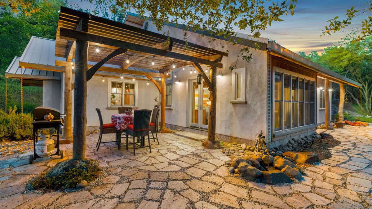Sonora House | Beautiful, Modern Straw Bale House