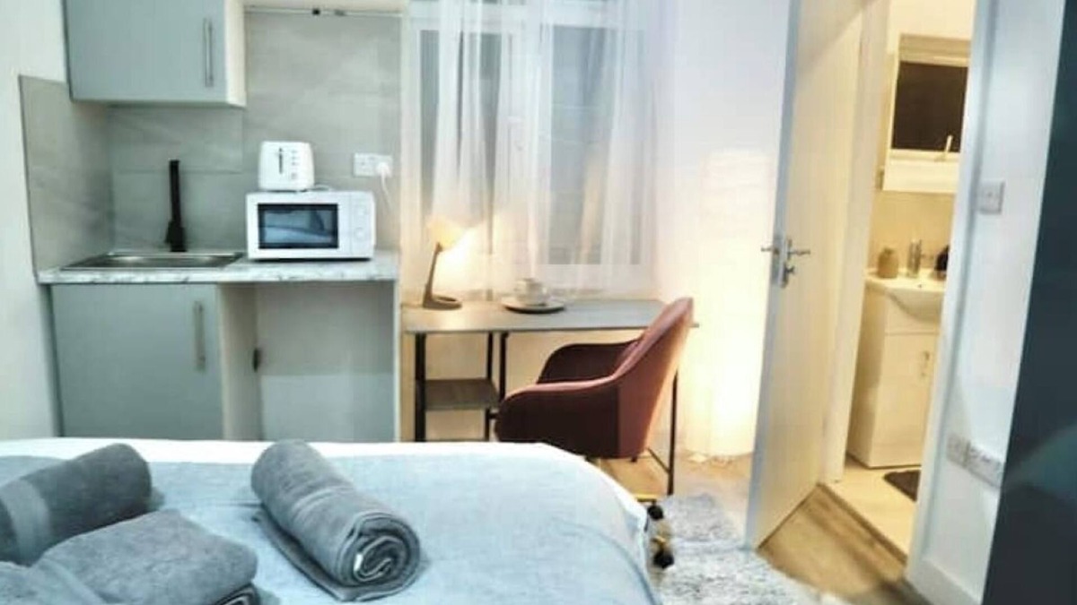 Hendon Apartment | *Beautiful Modern Studio Flat; Professional Market